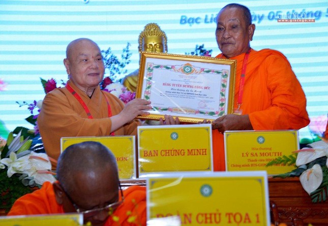 Hòa thượng Thích Thiện Nhơn tặng Bằng tuyên dương công đức