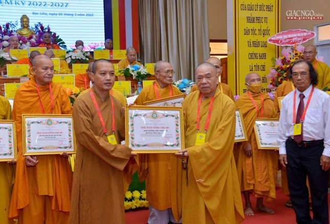 Hòa thượng Thích Thiện Pháp trao Bằng tuyên dương công đức của GHPGVN