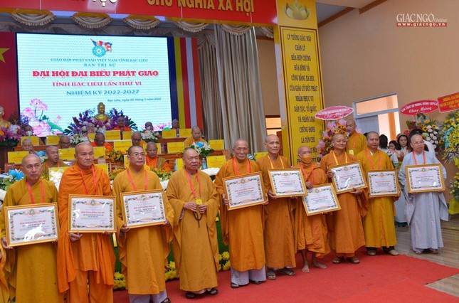 Hòa thượng Thích Thiện Pháp trao Bằng tuyên dương công đức