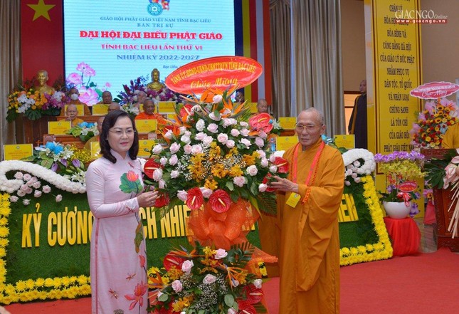 Bà Lê Thị Ái Nam tặng hoa chúc mừng