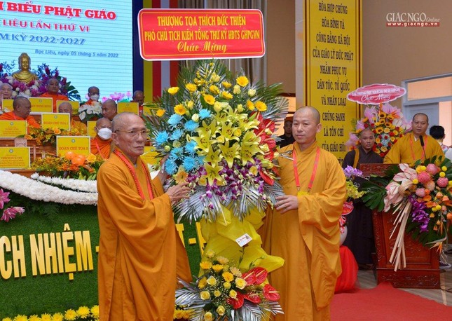 Thượng tọa Thích Minh Nhẫn tặng hoa chúc mừng