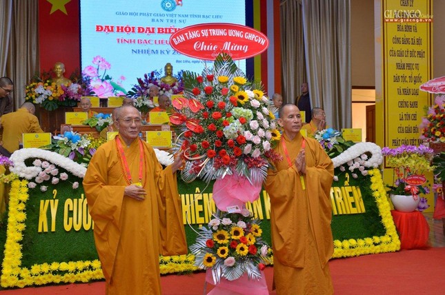 Hòa thượng Thích Thiện Thống tặng hoa chúc mừng