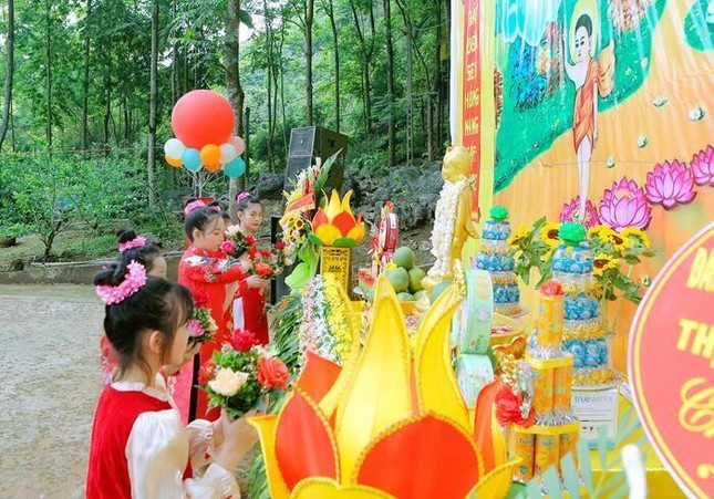 Dâng hoa cúng dường Dâng hoa cúng dường