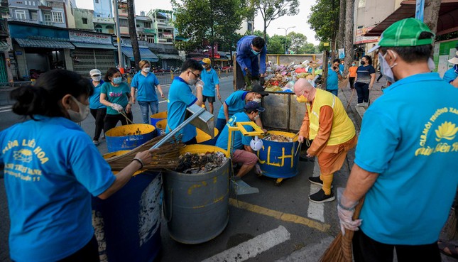 Thượng tọa Thích Duy Trấn cùng những Phật tử thành viên Câu lạc bộ Môi trường xanh thu gom các loại rác, làm sạch những tuyến đường, con hẻm để thành phố được sạch hơn, đẹp hơn