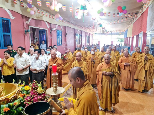 Chư tôn đức dâng hương Chư tôn đức dâng hương