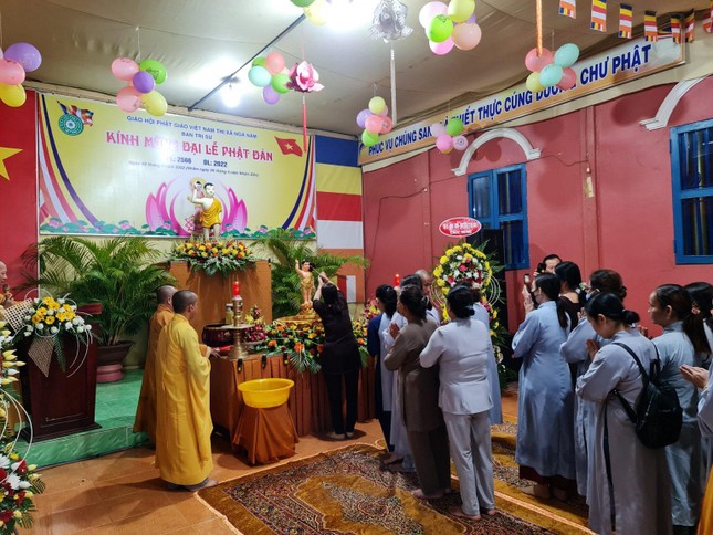 Cử hành nghi lễ tắm Phật Cử hành nghi lễ tắm Phật