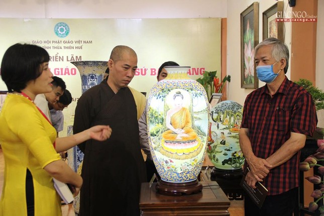 Nghệ nhân giới thiệu tác phẩm Nghệ nhân giới thiệu tác phẩm