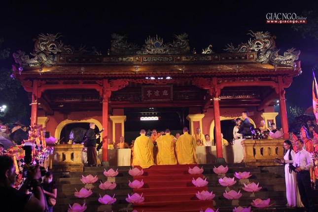 Buổi lễ được tổ chức tại bến Nghinh Lương Đình