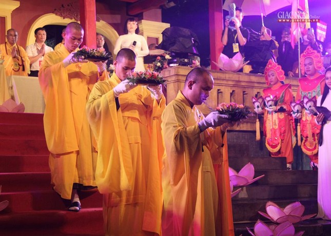 Dâng trầm hương cúng dường