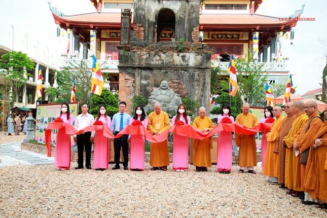 Chư tôn đức cắt băng khai mạc