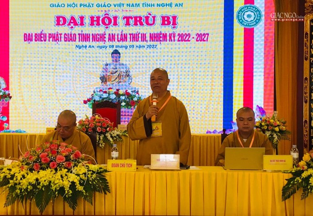 Thượng tọa Thích Thọ Lạc trình bày danh sách dự kiến nhân sự tham gia Ban Trị sự GHPGVN tỉnh lần thứ III, nhiệm kỳ 2022-2027