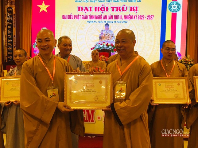 Thượng tọa Thích Thọ Lạc trao Bằng khen của Ban Văn hóa Trung ương tới các tập thể