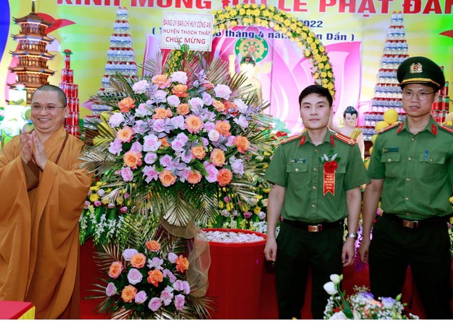 Ban Chỉ huy Công an huyện Thạch Thất tặng hoa chúc mừng Phật đản Ban Chỉ huy Công an huyện Thạch Thất tặng hoa chúc mừng Phật đản