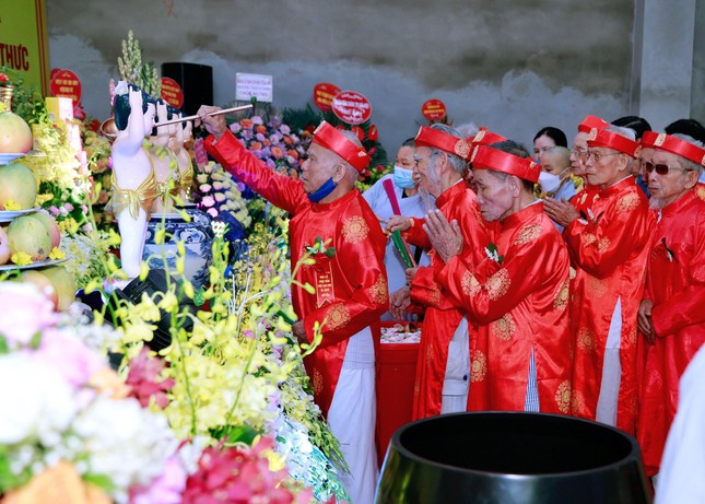 Trang nghiêm thực hiện nghi thức Tắm Phật truyền thống Trang nghiêm thực hiện nghi thức Tắm Phật truyền thống