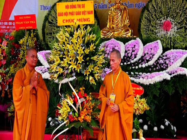 Hội đồng Trị sự GHPGVN tặng hoa chúc mừng Hội đồng Trị sự GHPGVN tặng hoa chúc mừng