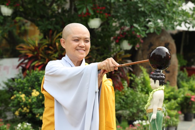 Ni sư Thích nữ Hương Nhũ thực hiện nghi thức Tắm Phật