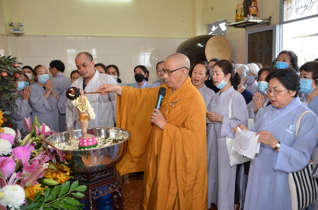 Thượng tọa Thích Tâm Chơn cử hành nghi thức Tắm Phật
