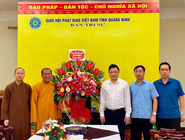 Ông Nghiêm Xuân Cường, Bí thư Thành ủy tặng hoa chúc mừng lễ Phật đản đến Ban Trị sự Phật giáo tỉnh Quảng Ninh