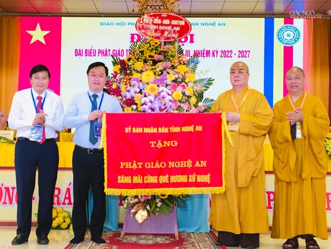 Lãnh đạo tỉnh Nghệ An tặng hoa và bức trướng chúc mừng đại hội