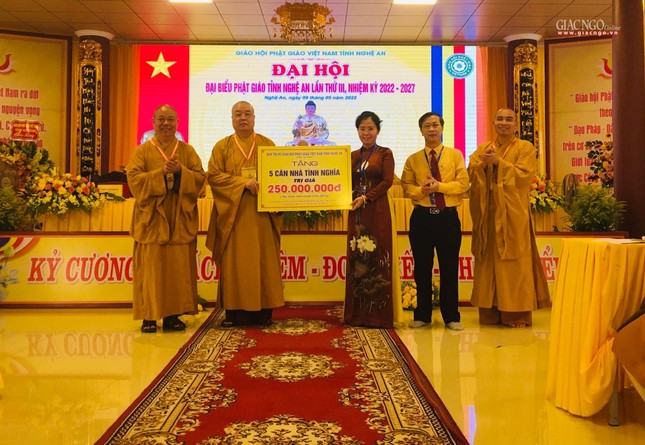 Trao bảng tượng trưng tặng nhà Đại đoàn kết cho các hộ nghèo thông qua Ủy ban MTTQVN tỉnh