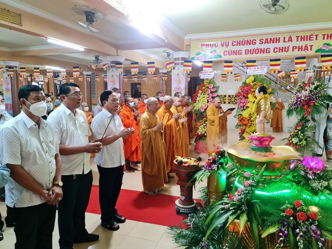 Dâng hương cúng dường