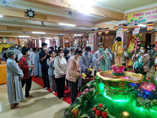 Phật tử về chùa tham dự lễ thành kính thực hiện nghi thức Tắm Phật