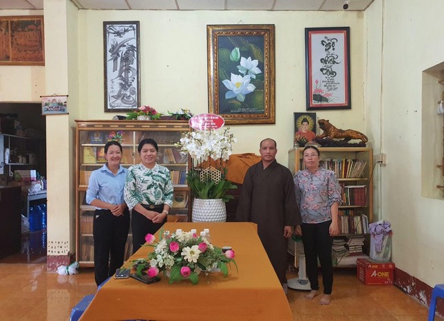 Hội Liên hiệp Phụ nữ TP.HCM tặng hoa chúc mừng đến Ban Trị sự Phật giáo huyện Cần Giờ nhân lễ Phật đản Hội Liên hiệp Phụ nữ TP.HCM tặng hoa chúc mừng đến Ban Trị sự Phật giáo huyện Cần Giờ nhân lễ Phật đản