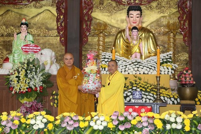 Thượng tọa Thích Tĩnh Triệt, Trưởng ban Trị sự Phật giáo huyện Châu Thành hoan hỷ đón nhận quà chúc mừng Đại lễ Phật đản Phật lịch 2566 Thượng tọa Thích Tĩnh Triệt, Trưởng ban Trị sự Phật giáo huyện Châu Thành hoan hỷ đón nhận quà chúc mừng Đại lễ Phật đản Phật lịch 2566