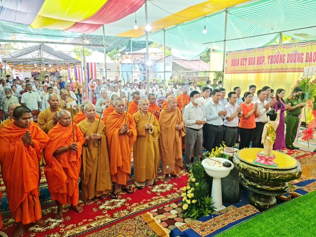 Chư tôn đức cùng đại biểu niêm hương cúng dường Tam bảo Chư tôn đức cùng đại biểu niêm hương cúng dường Tam bảo