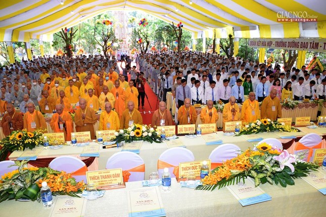 Chư tôn đức, đại biểu cử hành các nghi thức trước khi tiến hành đại hội Chư tôn đức, đại biểu cử hành các nghi thức trước khi tiến hành đại hội