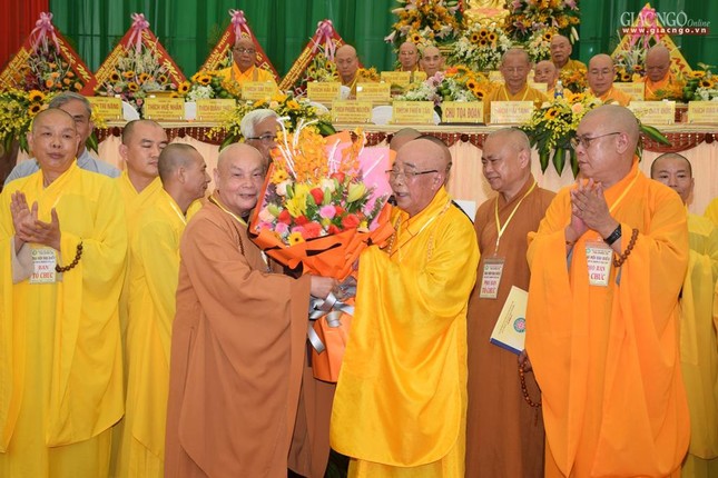 Hòa thượng Thích Thiện Nhơn, Chủ tịch Hội đồng Trị sự tặng hoa chúc mừng Hòa thượng Thích Thiện Tấn tái suy cử Trưởng ban Trị sự Phật giáo tỉnh Quảng Trị Hòa thượng Thích Thiện Nhơn, Chủ tịch Hội đồng Trị sự tặng hoa chúc mừng Hòa thượng Thích Thiện Tấn tái suy cử Trưởng ban Trị sự Phật giáo tỉnh Quảng Trị