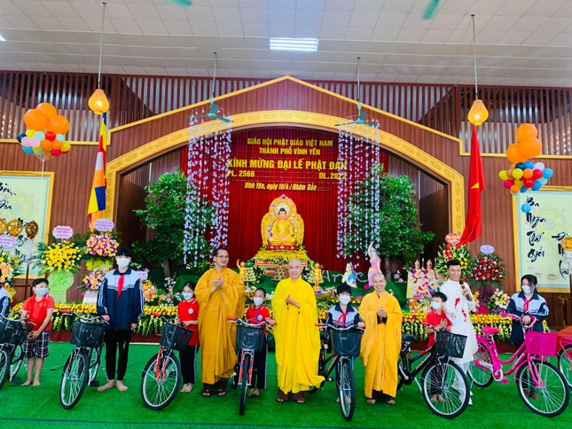 Tặng quà cho các em học sinh