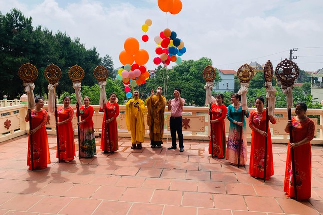 Thả bong bóng ước nguyện hòa bình