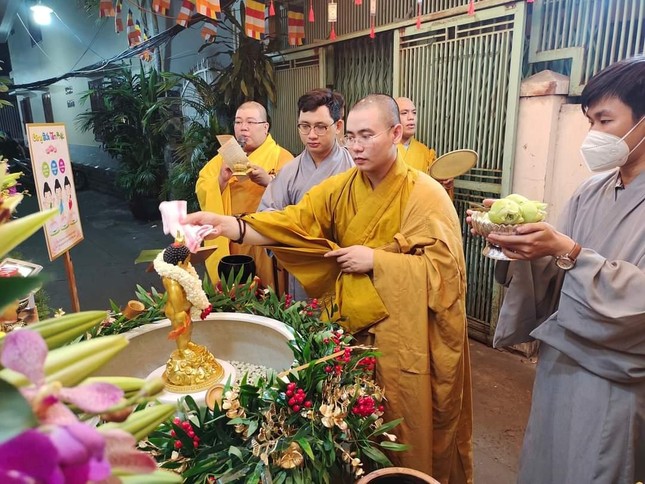 Chư Tăng chùa Phổ Minh thực hiện nghi thức Tắm Phật Chư Tăng chùa Phổ Minh thực hiện nghi thức Tắm Phật