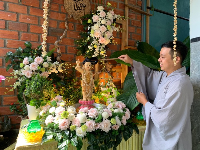 Phật tử Quảng Phúc hoan hỷ Tắm Phật tại tư gia Phật tử Quảng Phúc hoan hỷ Tắm Phật tại tư gia