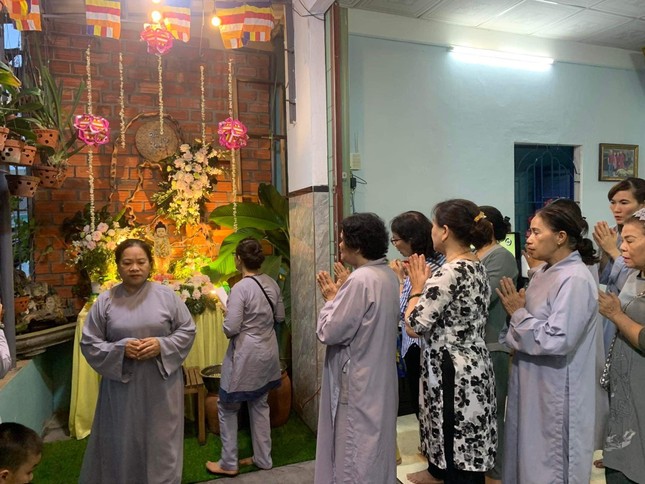 Gia quyến, thân hữu, bạn đạo thành kính thực hiện nghi thức Tắm Phật Gia quyến, thân hữu, bạn đạo thành kính thực hiện nghi thức Tắm Phật