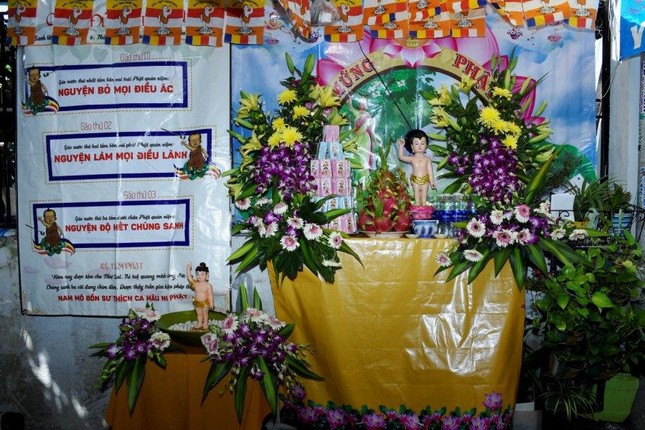 Lễ đài Phật đản tại tư gia Phật tử Diệu Anh Lễ đài Phật đản tại tư gia Phật tử Diệu Anh