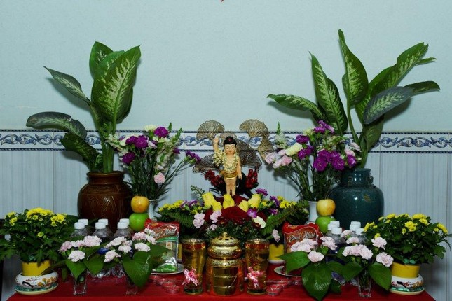 Hoa, đèn trang nghiêm trên bàn Phật đản sanh tại tư gia Phật tử Hoa, đèn trang nghiêm trên bàn Phật đản sanh tại tư gia Phật tử