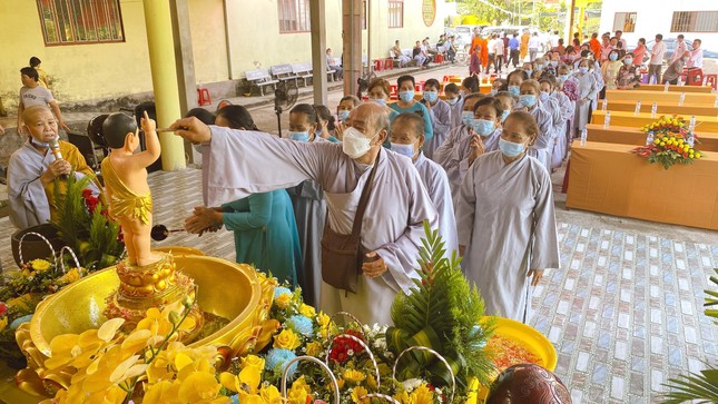 Phật tử tham dự buổi lễ tuần tự thực hiện nghi thức Tắm Phật Phật tử tham dự buổi lễ tuần tự thực hiện nghi thức Tắm Phật