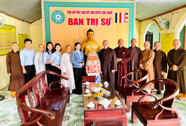 Đoàn Ban Dân vận tỉnh Đồng Nai tặng quà chúc mừng Ban Trị sự Phật giáo huyện Long Thành nhân lễ Phật đản