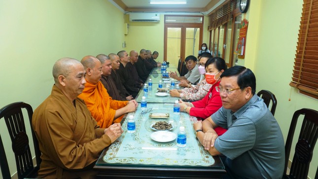 Thượng tọa Thích Tâm Chơn cùng các thành viên Thường trực Ban Trị sự Phật giáo quận thân mật đón tiếp phái đoàn