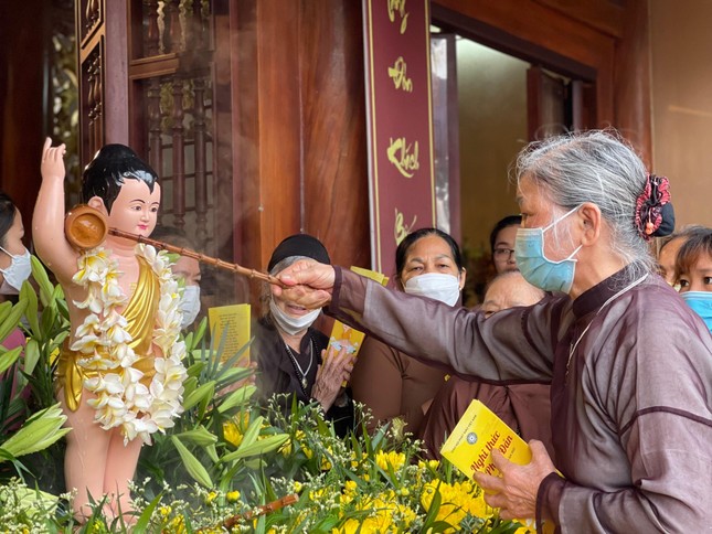 Thành kính thực hiện nghi thức Tắm Phật