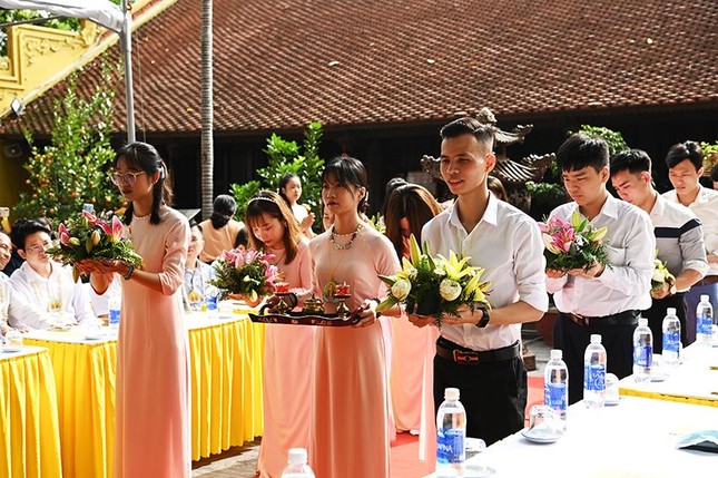 Dâng hoa cúng dường