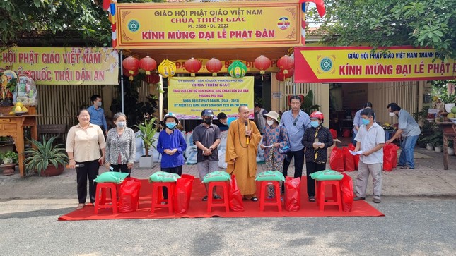 Thượng tọa Thích Đạo Phước trao quà đến người dân Thượng tọa Thích Đạo Phước trao quà đến người dân