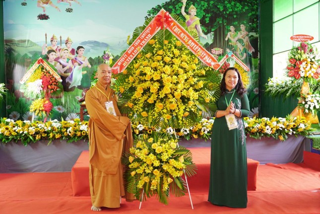 Lãnh đạo huyện Long Thành tặng hoa chúc mừng Lãnh đạo huyện Long Thành tặng hoa chúc mừng