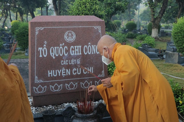 Tưởng nhớ công ơn các anh hùng liệt sĩ