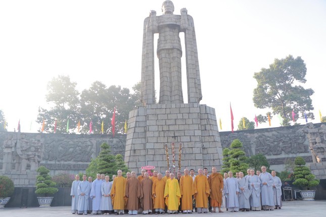 Chụp ảnh tại Đài Liệt sĩ