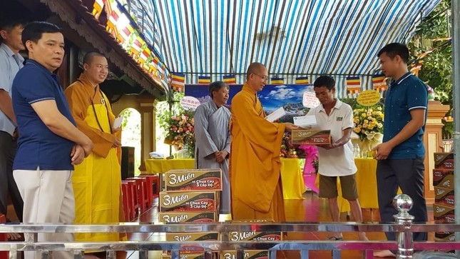 Chùa Long Đồng trao 250 suất quà cho hộ nghèo tại lễ Phật đản Chùa Long Đồng trao 250 suất quà cho hộ nghèo tại lễ Phật đản