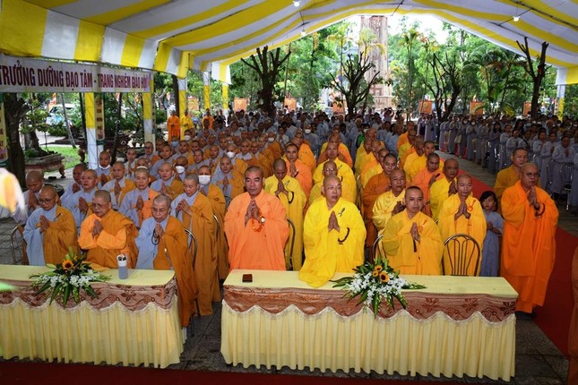 Chư tôn đức Tăng Ni đồng tụng thời kinh