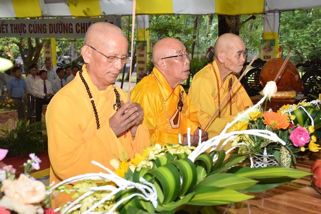 Chư tôn đức niêm hương cúng dường